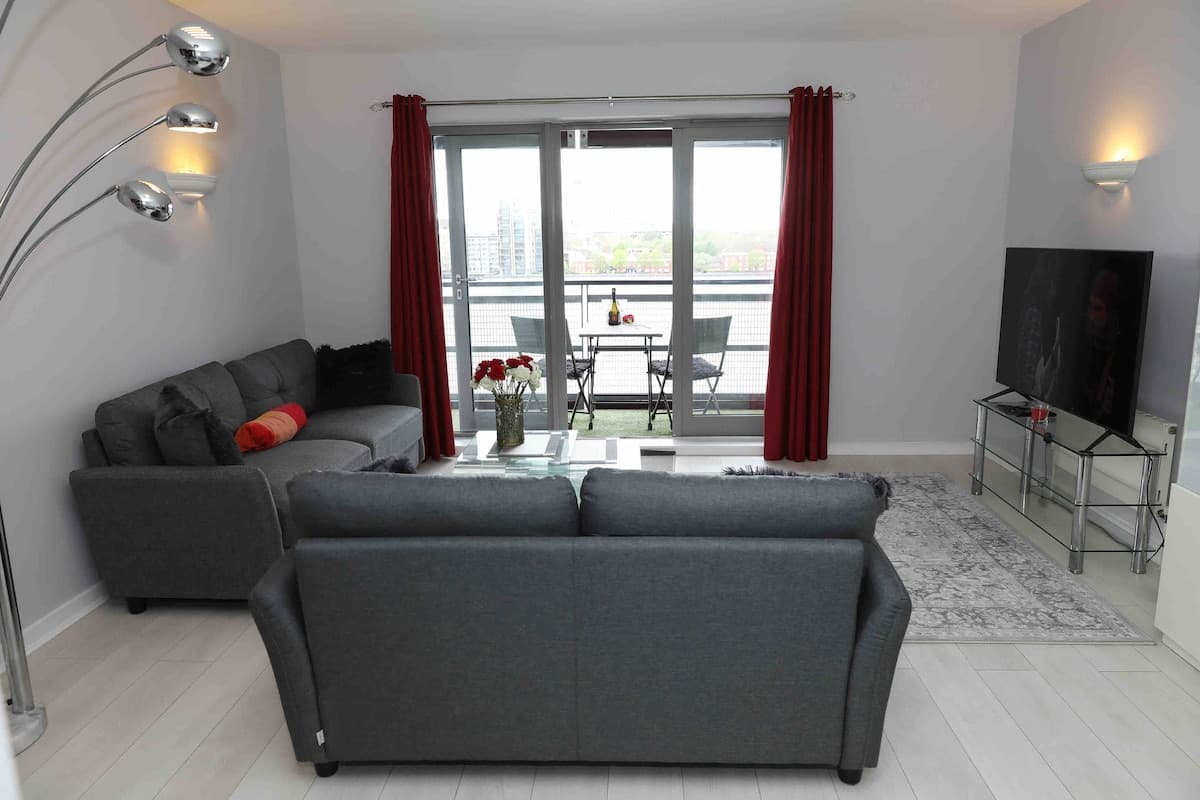 Stunning Thames View — 2BR Canary Wharf with Balcony — image 5