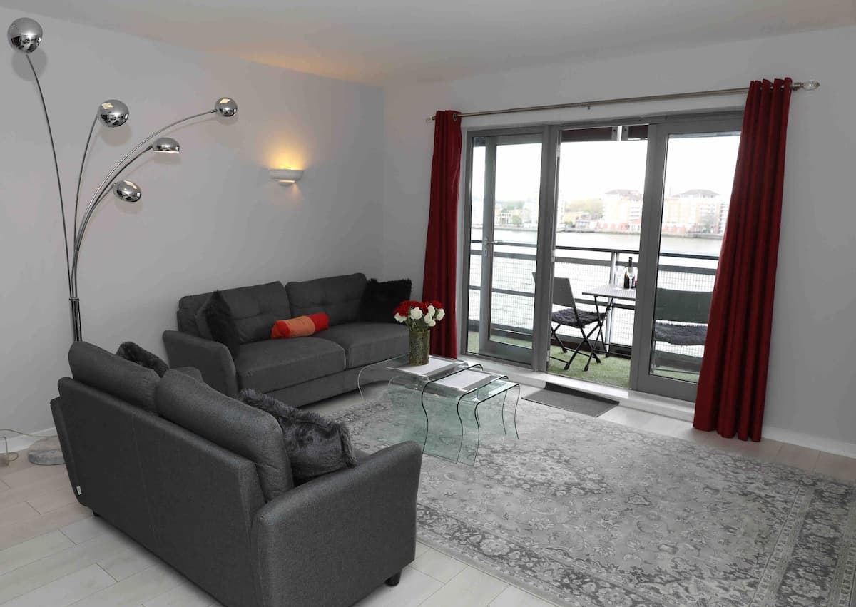 Stunning Thames View — 2BR Canary Wharf with Balcony — image 6