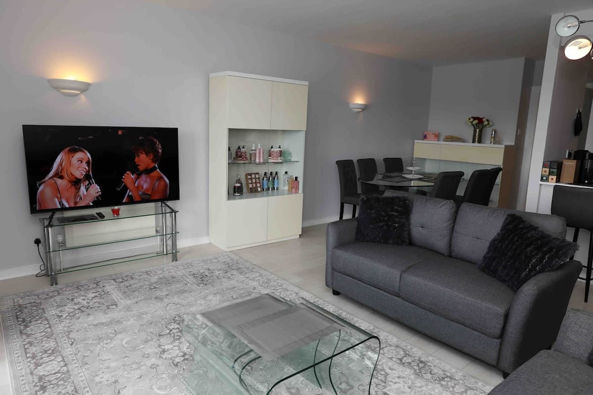 Stunning Thames View — 2BR Canary Wharf with Balcony — image 9