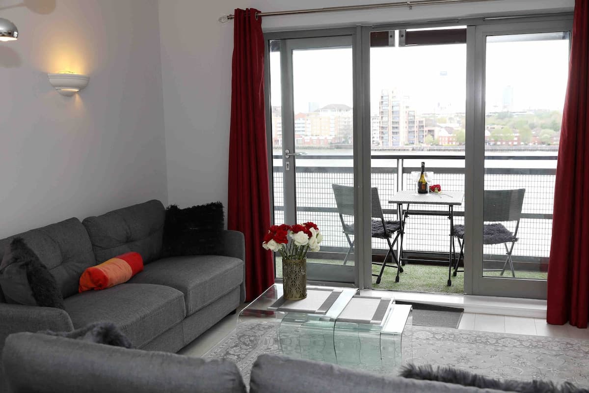 Stunning Thames View — 2BR Canary Wharf with Balcony — image 4