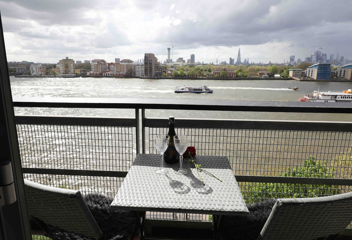 Stunning Thames View — 2BR Canary Wharf with Balcony — image 10